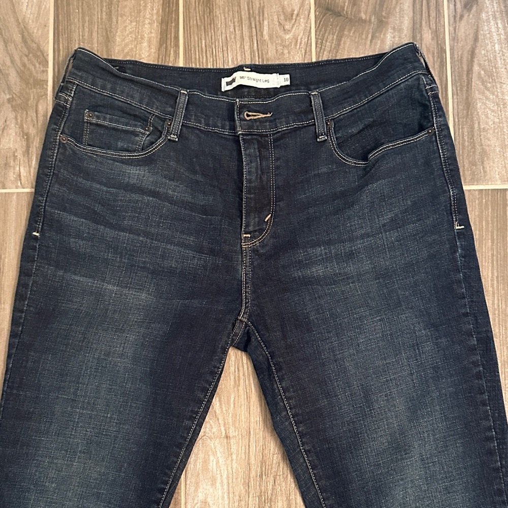 Levi’s Straight Leg Jeans